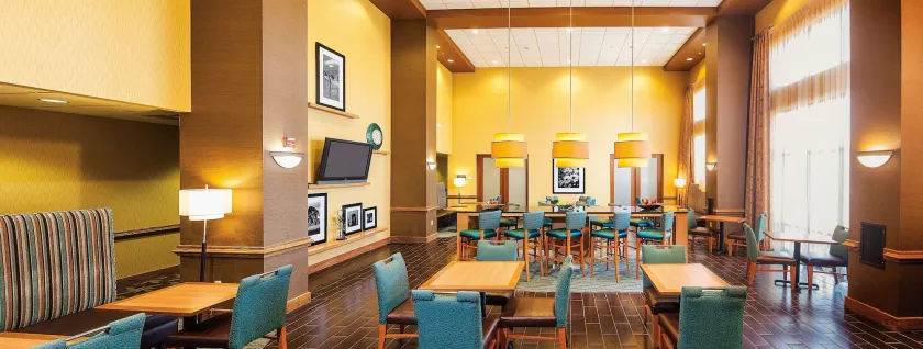 Hampton Inn & Suites Chesapeake-Square Mall - Image 1