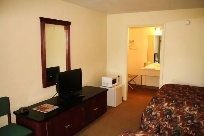 The Holiday Motel & Restaurant - Image 1