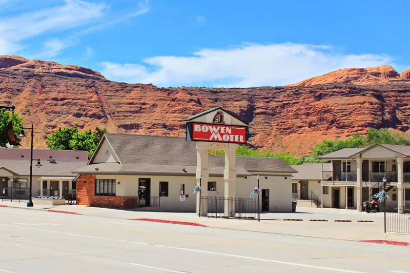 Bowen Motel - Image 1