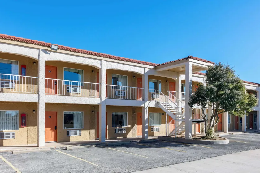 Super 8 by Wyndham Abilene North - Image 1