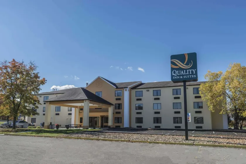 Quality Inn & Suites Pittsburgh Harmarville - Image 1