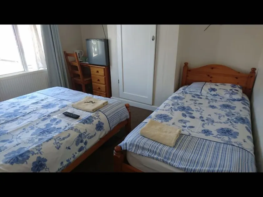 Charmante chambre chez l'habitant adaptée aux familles | Vue ville - Image 1