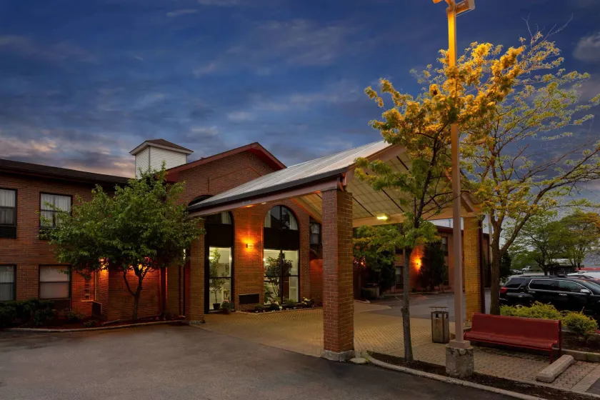 Howard Johnson by Wyndham Waukegan Great Lakes - Image 1