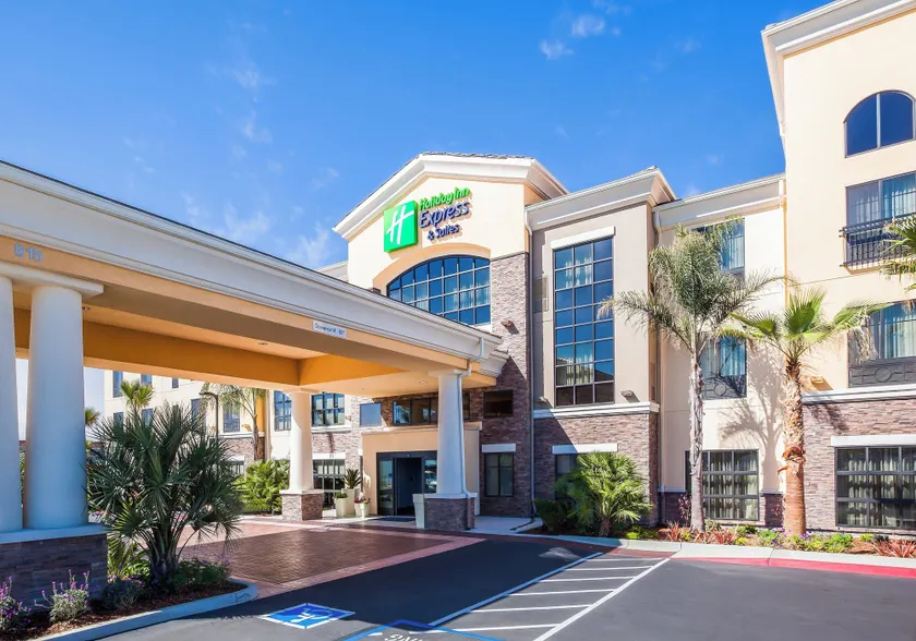 Holiday Inn Express & Suites Eureka by IHG - Image 1