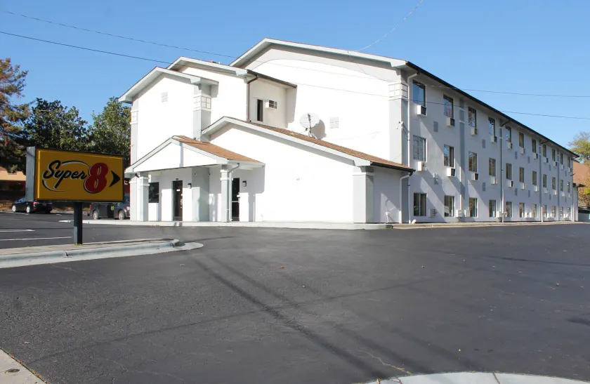Super 8 by Wyndham Greensboro/Coliseum/Conv. - Image 1