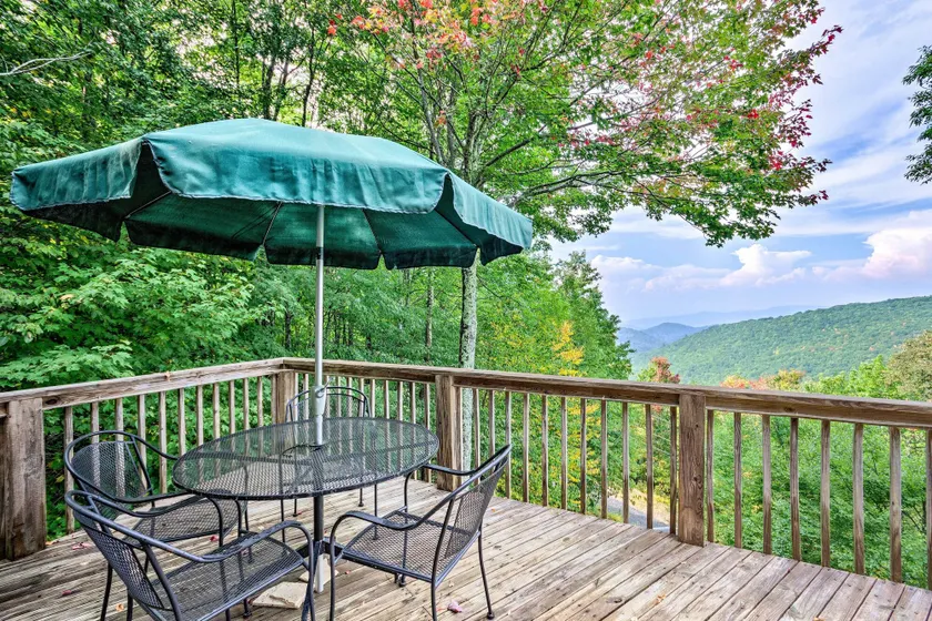 3 Mi to Beech Mtn: Treetop Cabin w/ Deck & Views - Image 1