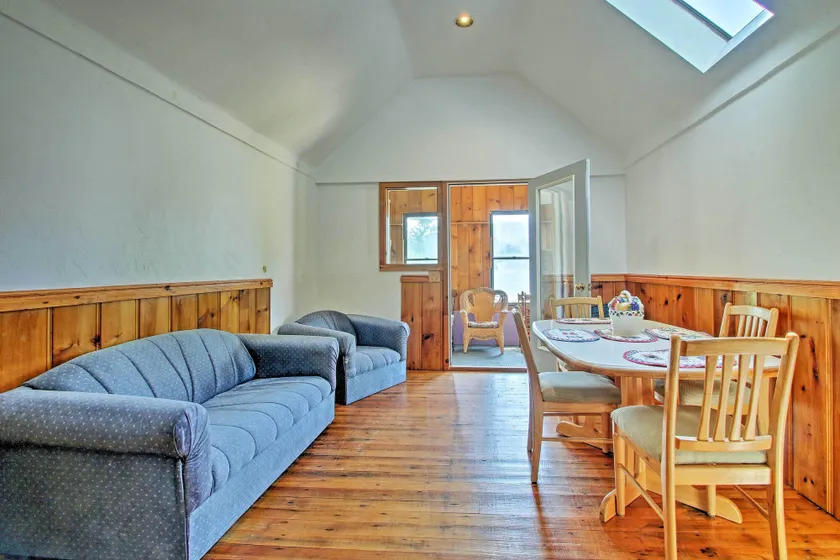 Lakefront Rumney Retreat w/ Shared Dock & Beach! - Interiör