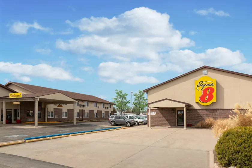 Super 8 by Wyndham North Platte - Image 1