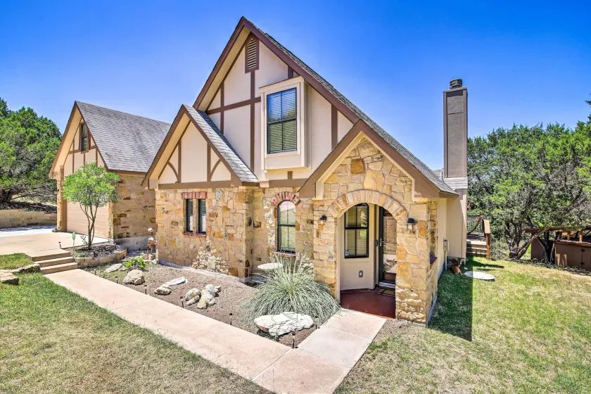 Game Room + 1-Acre Yard! Lake Travis Retreat - Image 1