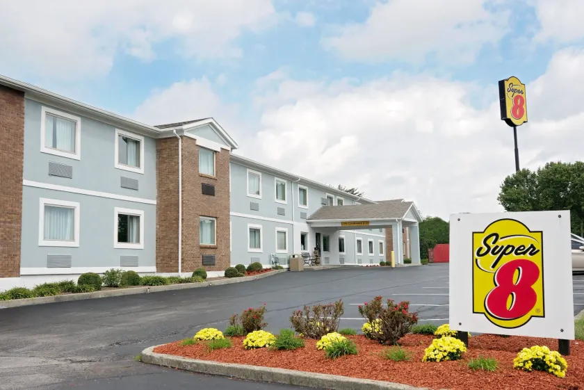Super 8 by Wyndham Lexington Hamburg Area - Image 1