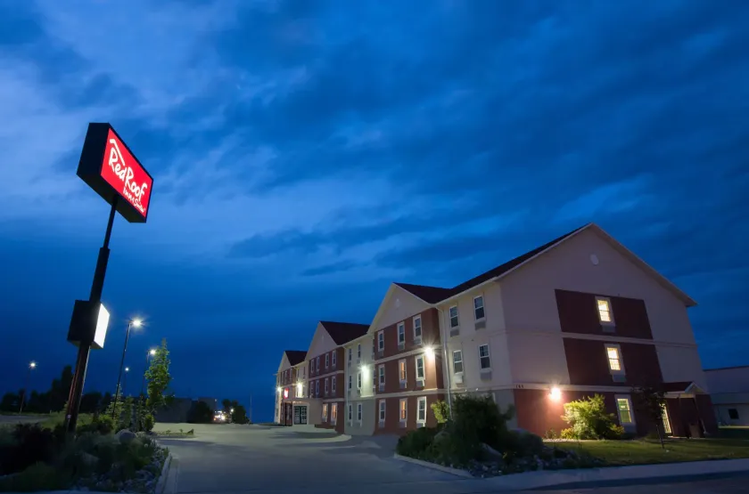 Red Roof Inn & Suites Dickinson - Image 1