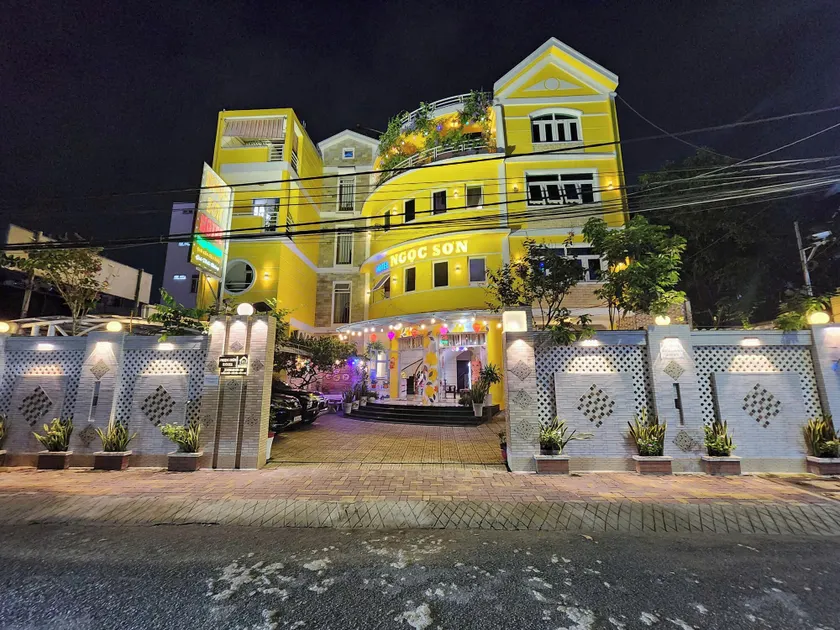 Ngoc Son Hotel - Image 1