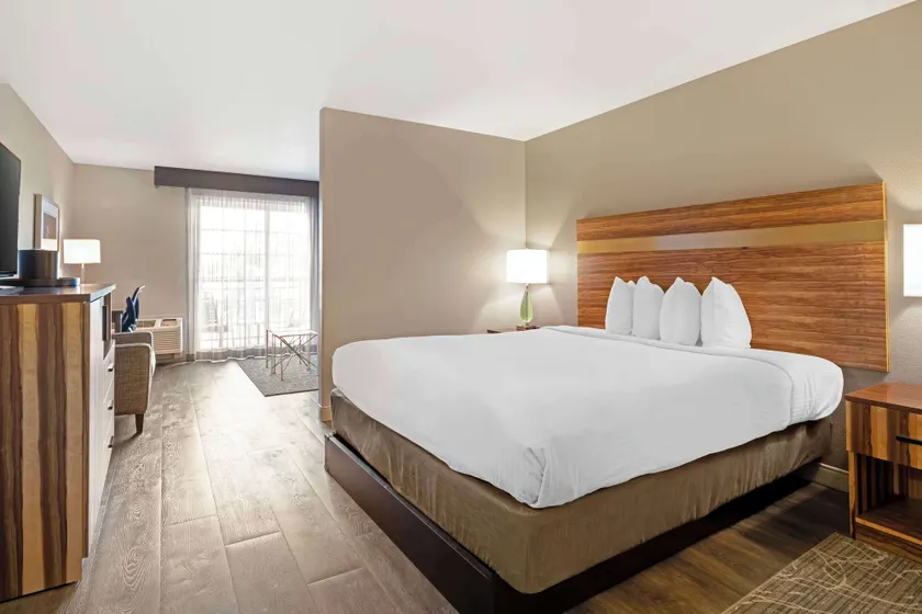 Best Western Cedar Inn & Suites - Image 1