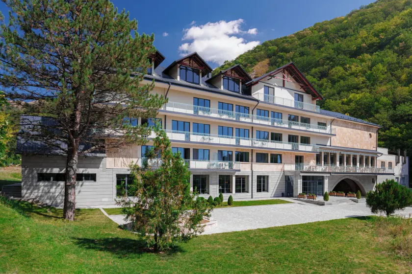 Apricot Aghveran Resort - Image 1