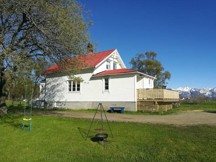 Borghildstua Feriehus Romslig feriehus med panoramautsikt mot havet og Lofotfjellene - Image 1