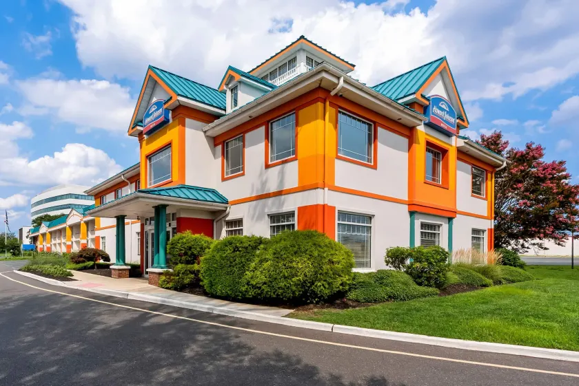 Howard Johnson by Wyndham Toms River - Image 1