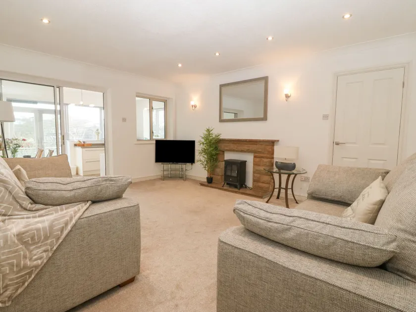 Riverview Apartment - Image 1