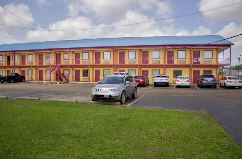 Deluxe Inn - Image 1