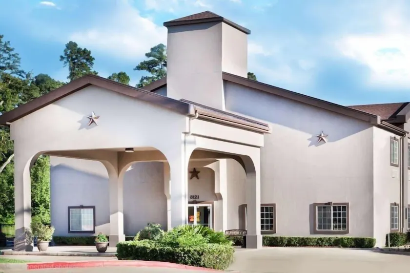 Hotel Piney Woods - Image 1