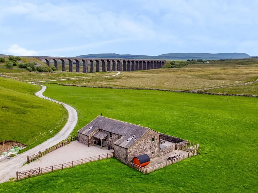 Three Peaks Barn - Image 1