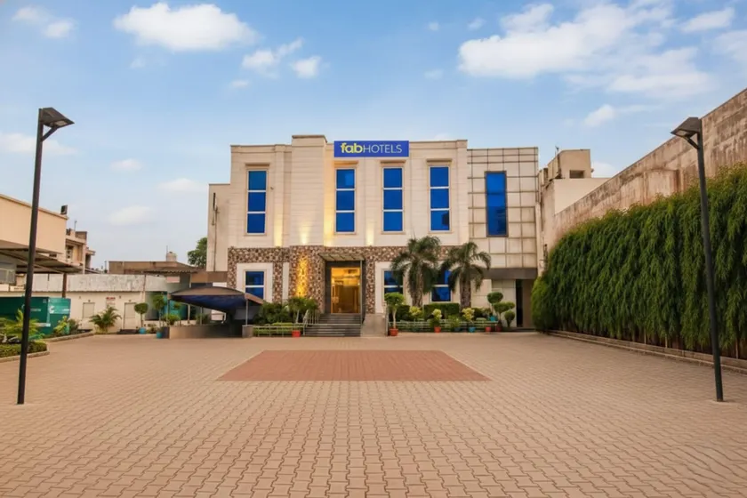FabHotel Jalandhar Corporate Suites - Image 1