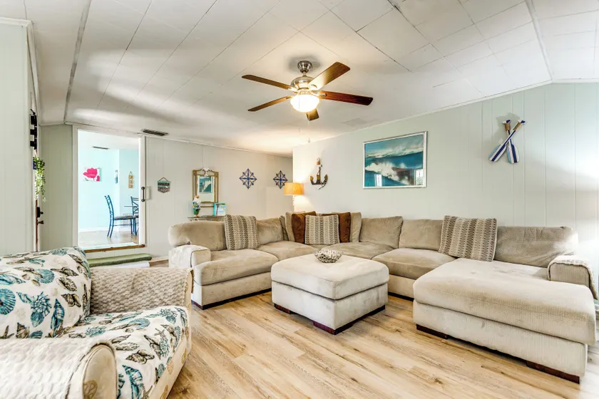 Walk to Beach: Fort Walton Coastal Retreat - Image 1