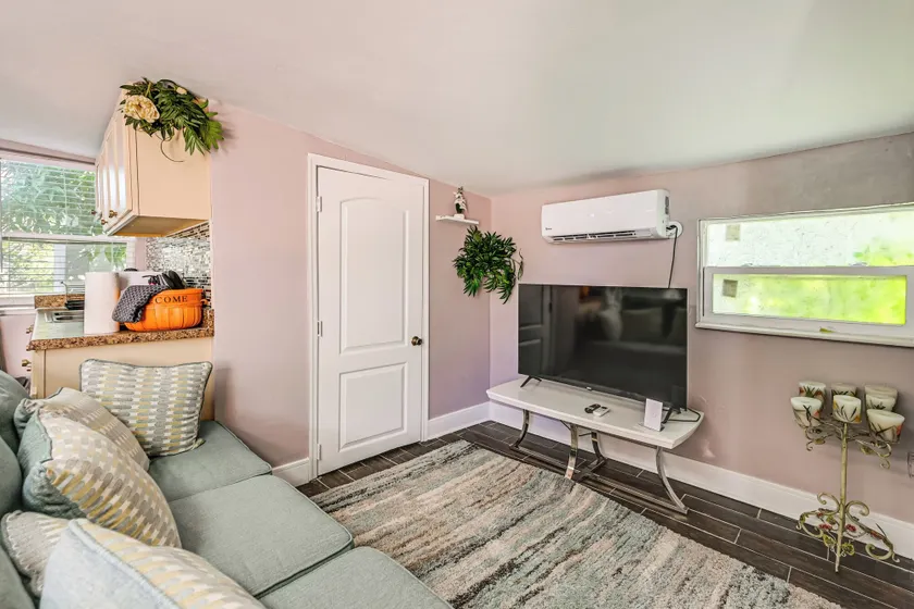 Backyard Cottage - Image 1