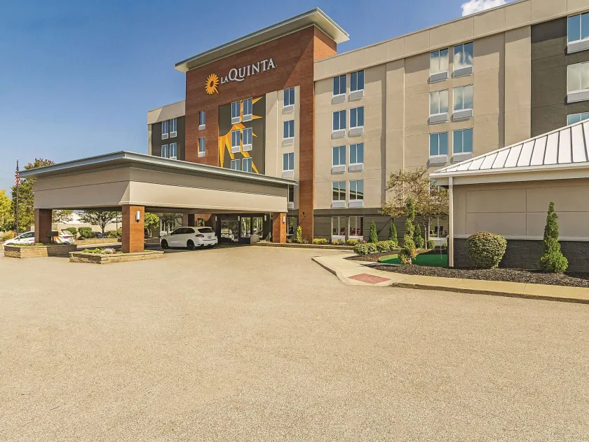 La Quinta Inn & Suites by Wyndham Cleveland Airport West - Image 1