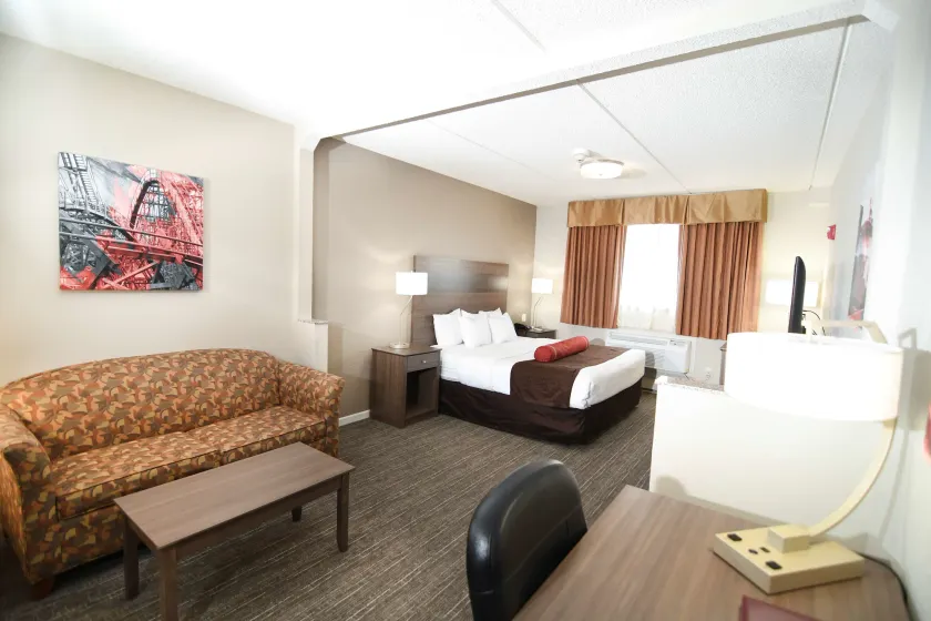 Best Western Plus Sandusky Hotel & Suites - Image 1