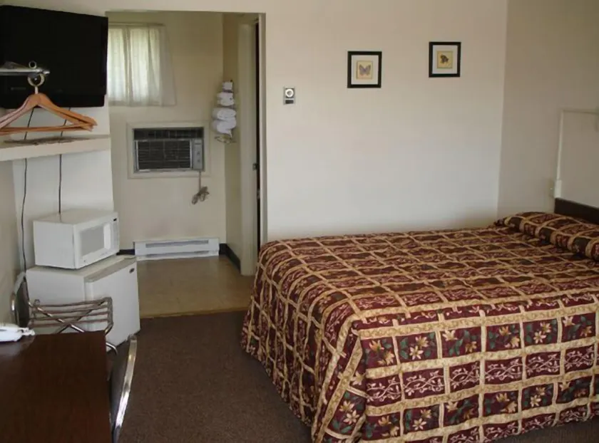 Tops Motel - Image 1