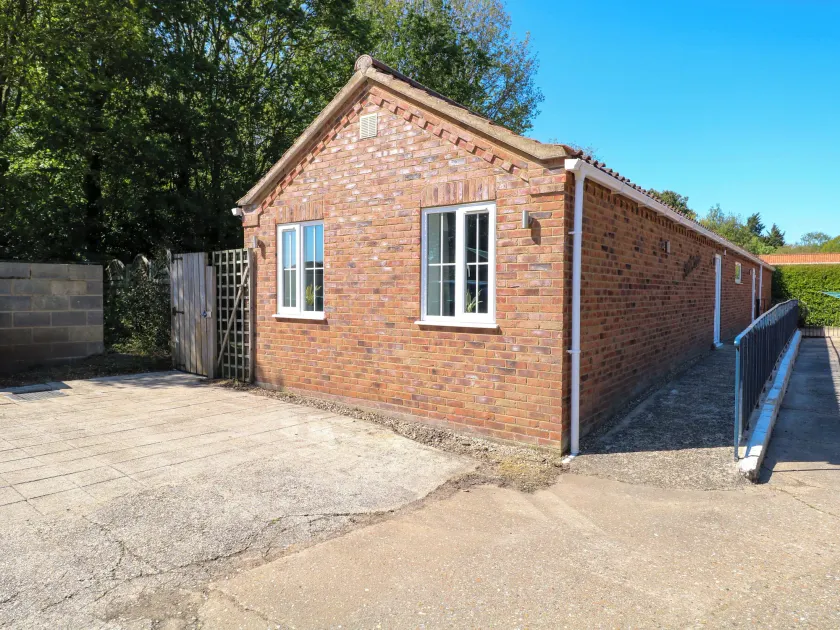 Mill Lodge, Brisley Accessible Norfolk Cottage Sleeping 6, Dog-Friendly - Image 1