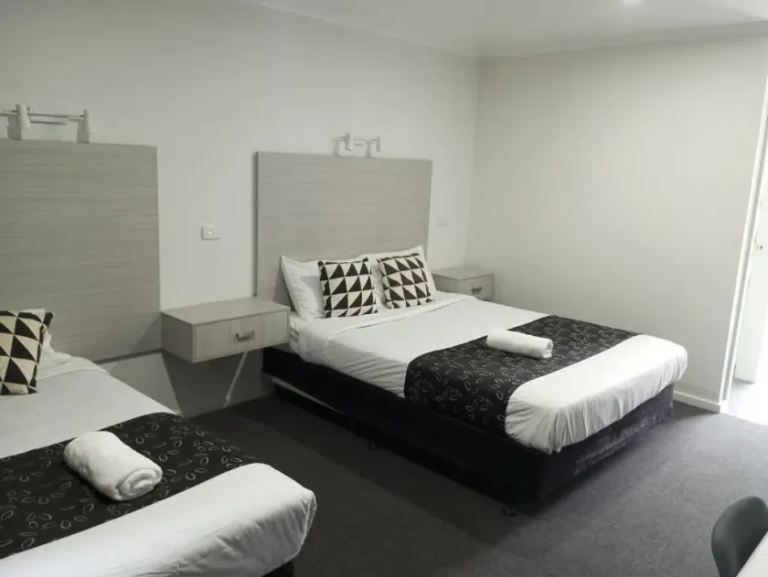 Big Valley Lakeside Paradise Motor Inn - Room