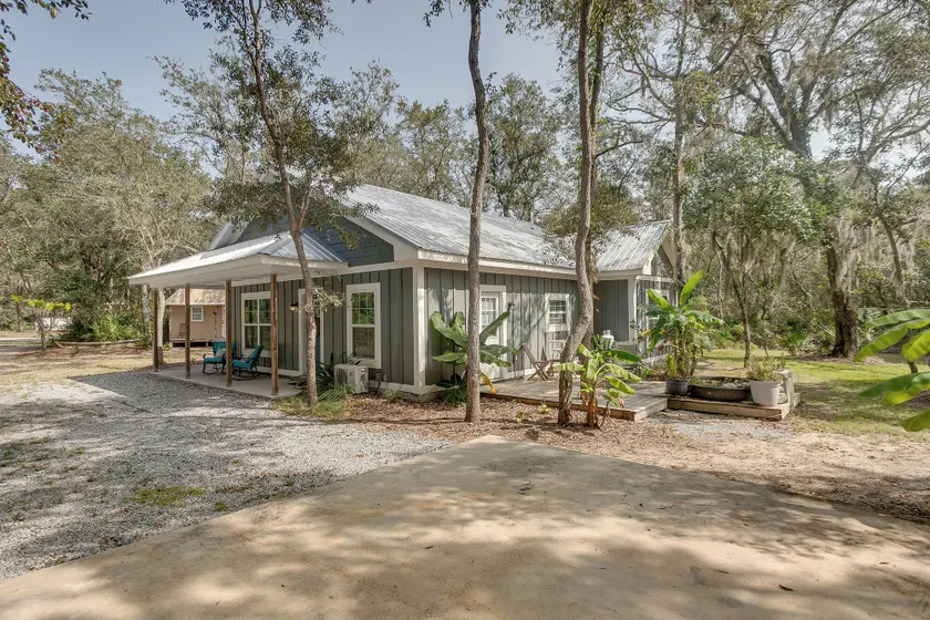 Charming Darien Hideaway w/ Porch, Near Downtown! - Image 1