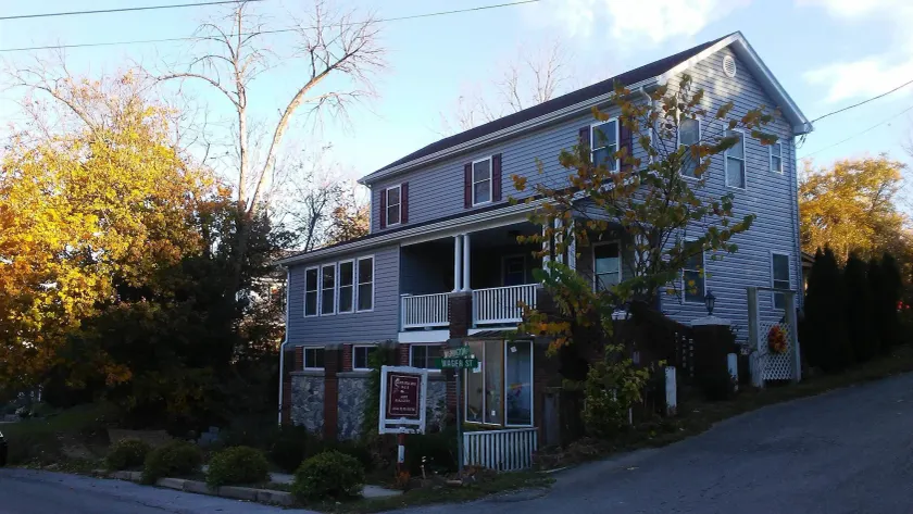 Cantuta Inn - Image 1