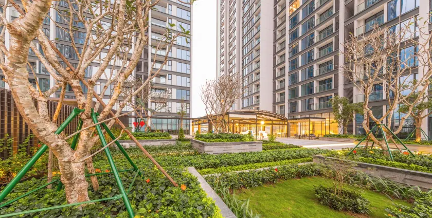 Luxury Apartment in Vinhomes Metropolis - Image 1