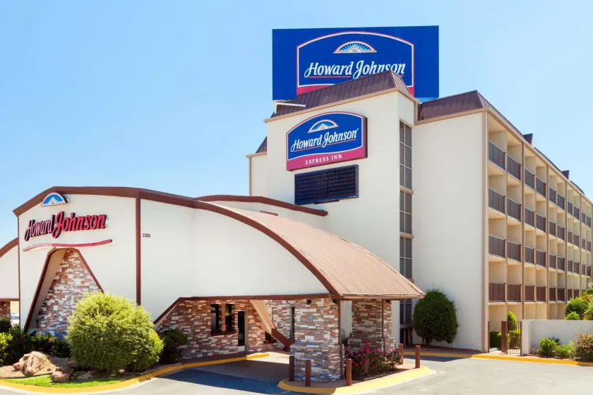 Howard Johnson by Wyndham Arlington Ballpark / Six Flags - Image 1