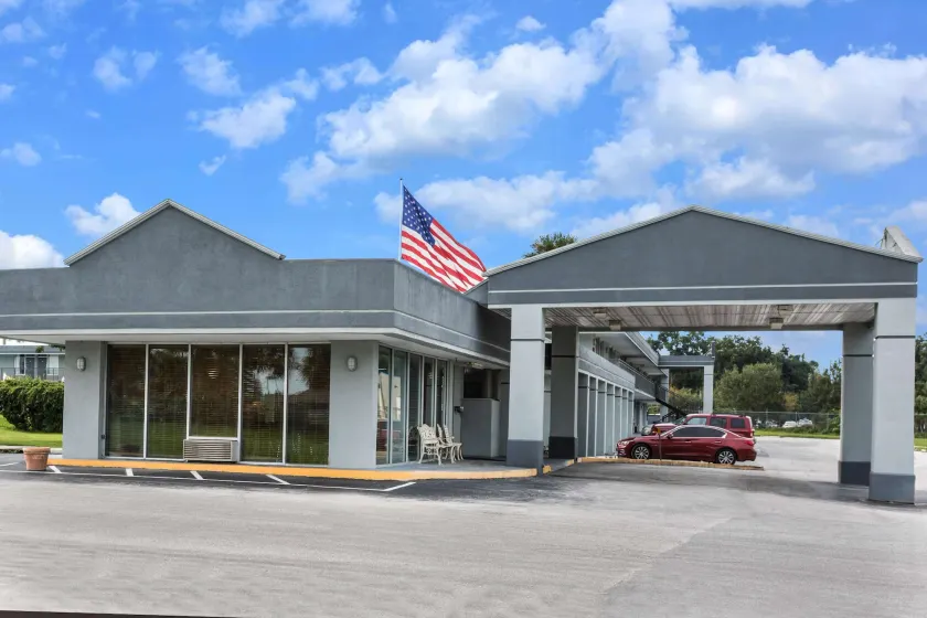 Super 8 by Wyndham Ocala I-75 - Image 1