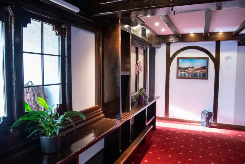 Bahus Inn - Interior entrance