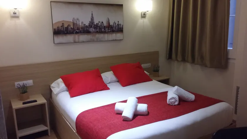 Hostal Barcelona Travel - Image 1