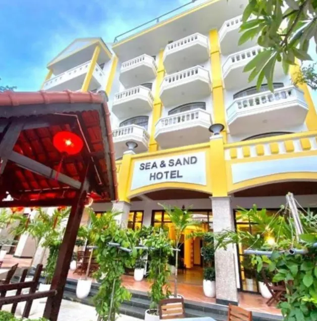 Sea and Sand Hotel - Image 1