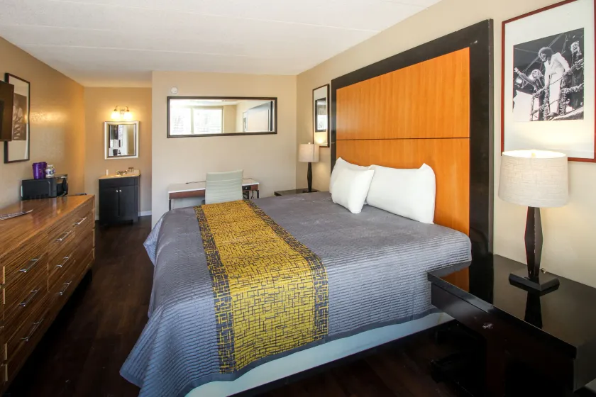 APM Inn and Suites - Image 1