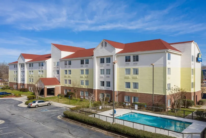 Days Inn by Wyndham Macon I-75 North - Image 1
