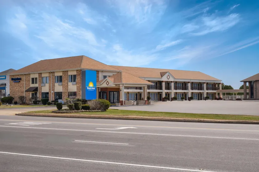 Days Inn by Wyndham St. Charles IL - Image 1