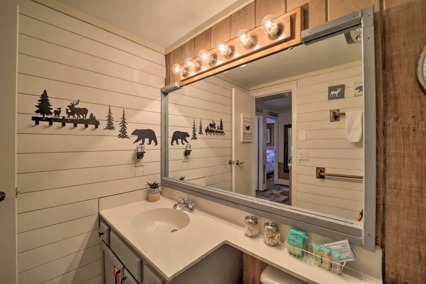 White Tail Retreat with Shared Hot Tub and Pool Access - Interior