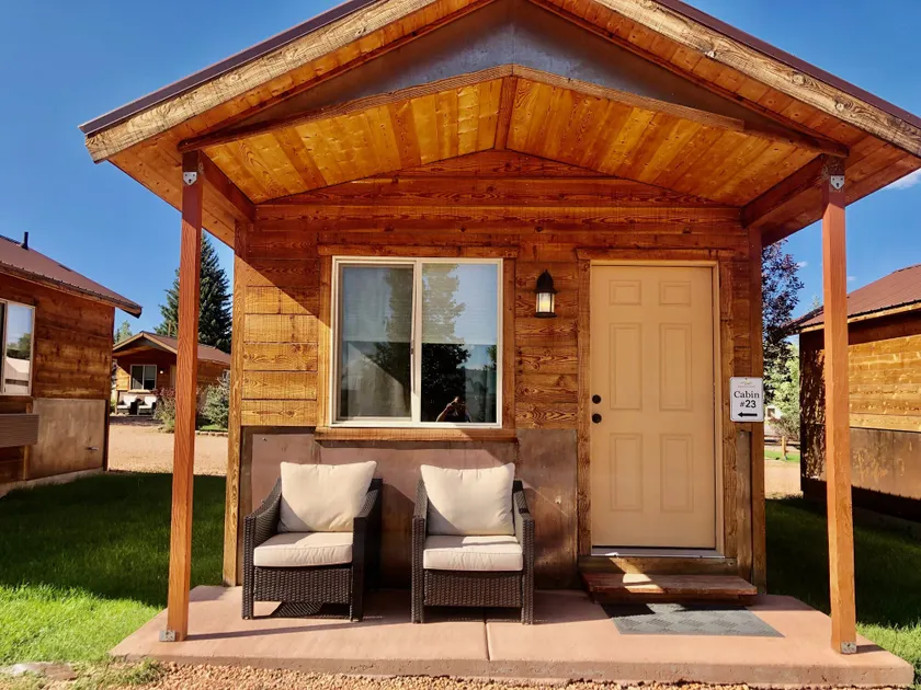 Mountain Ridge Cabins & Lodging Between Bryce and Zion National Park - Image 1