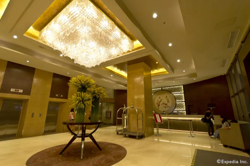 Mandarin Plaza Hotel - Image 1