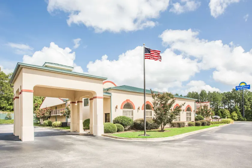 Days Inn & Suites by Wyndham Columbia Airport - Image 1
