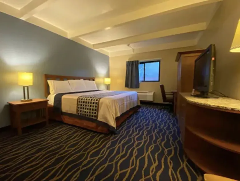 Economy Inn North Randall - Image 1