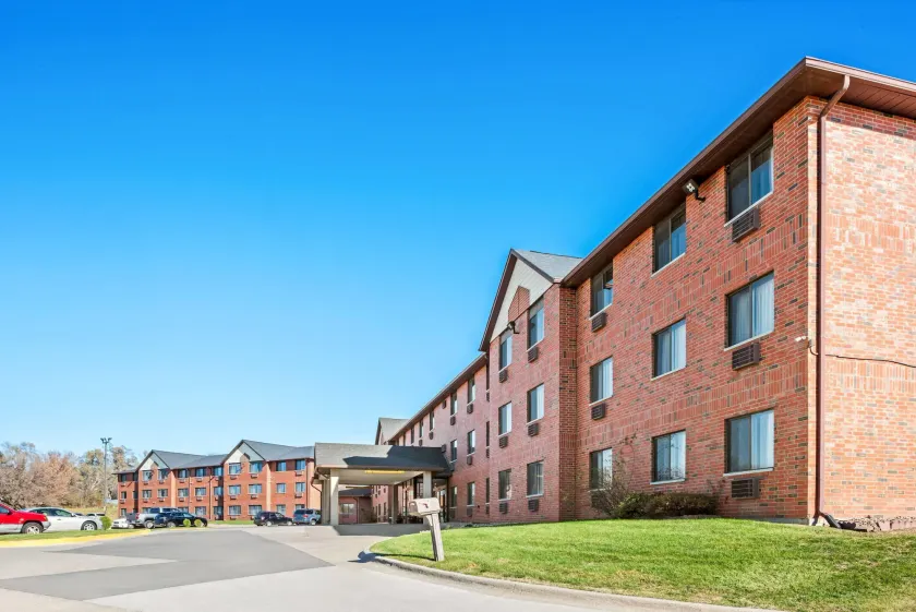 Days Inn & Suites by Wyndham Des Moines Airport - Image 1