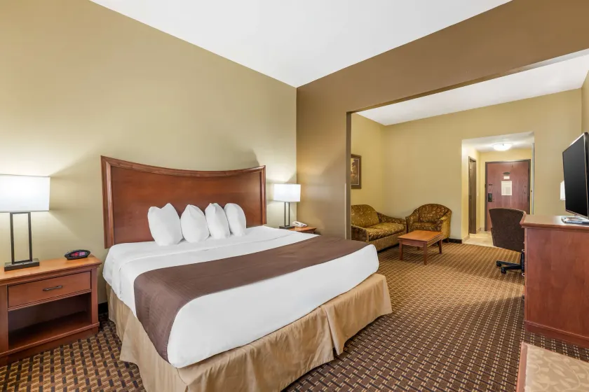 Best Western Plus Grand Island Inn and Suites - Image 1